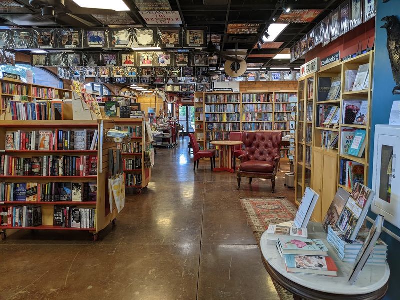 An Atmosphere That Smells and Feels Like a Real Bookstore