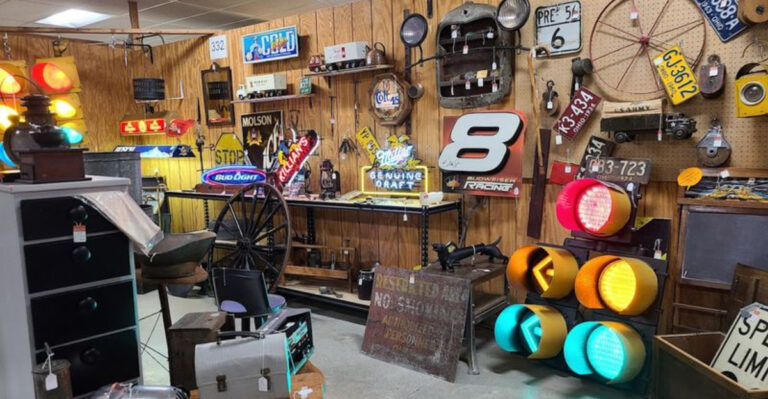 Antique Lovers Can Spend Hours Hunting For Incredible Finds At This Giant Ohio Treasure-Filled Marketplace