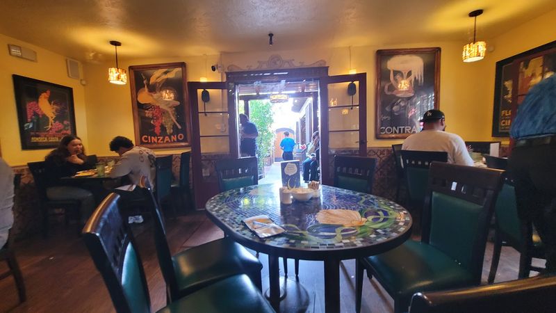 Art Nouveau Decor That Turns Breakfast Into an Experience