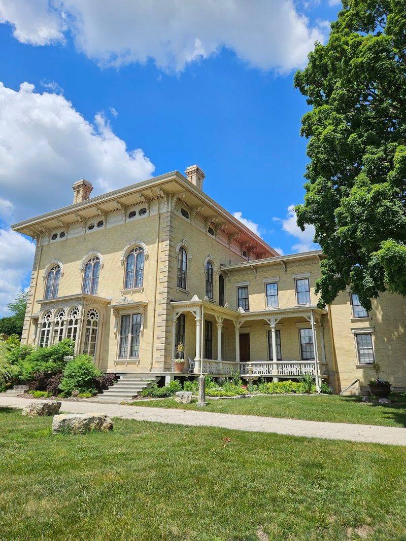 Beautiful Grounds Perfect for a Leisurely Stroll Beautiful Grounds Perfect for a Leisurely Stroll
