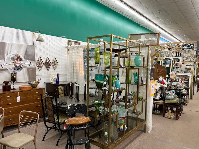 Beautiful Vintage Glassware Around Every Turn Beautiful Vintage Glassware Around Every Turn