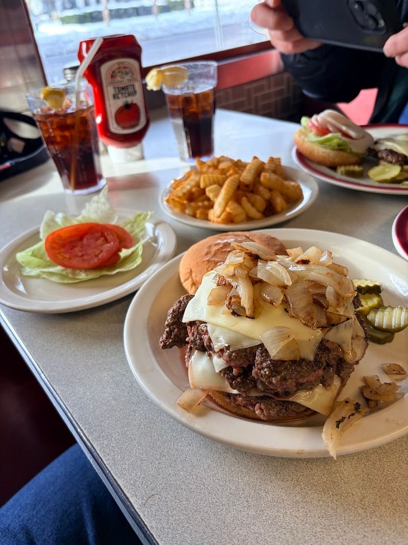 Burgers Cooked to Order, the Old-Fashioned Way Burgers Cooked to Order, the Old-Fashioned Way
