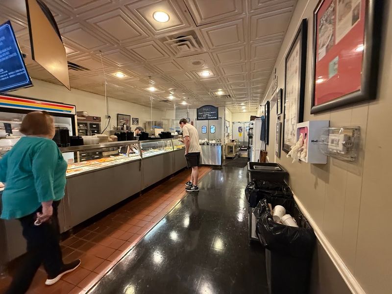 Cafeteria-Style Service With a Warm, Personal Touch