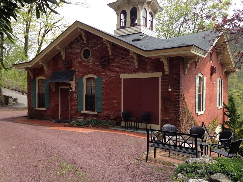 Carriage House Accommodations for a Cozy Retreat
