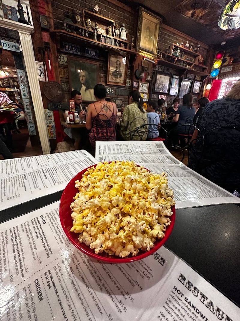 Complimentary Popcorn That Sets the Tone Right Away Complimentary Popcorn That Sets the Tone Right Away