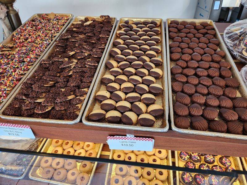 Cookie Trays and Custom Cakes for Every Occasion Cookie Trays and Custom Cakes for Every Occasion