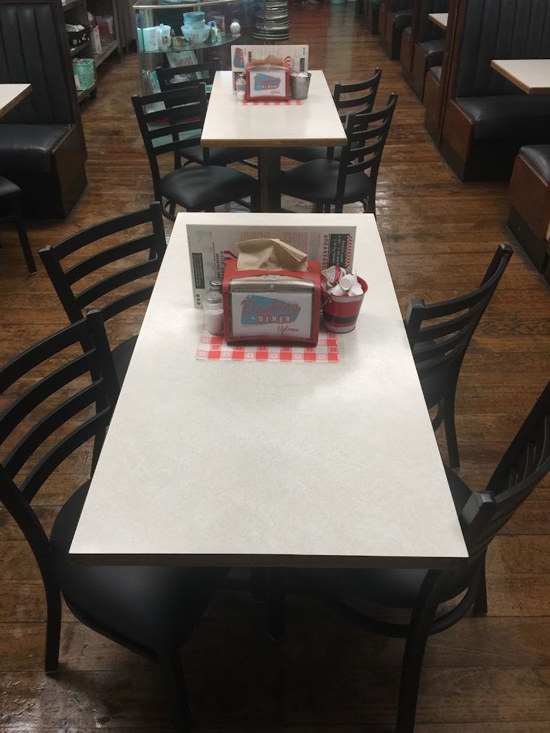Counter Seating and Booths for Every Type of Diner Guest Counter Seating and Booths for Every Type of Diner Guest