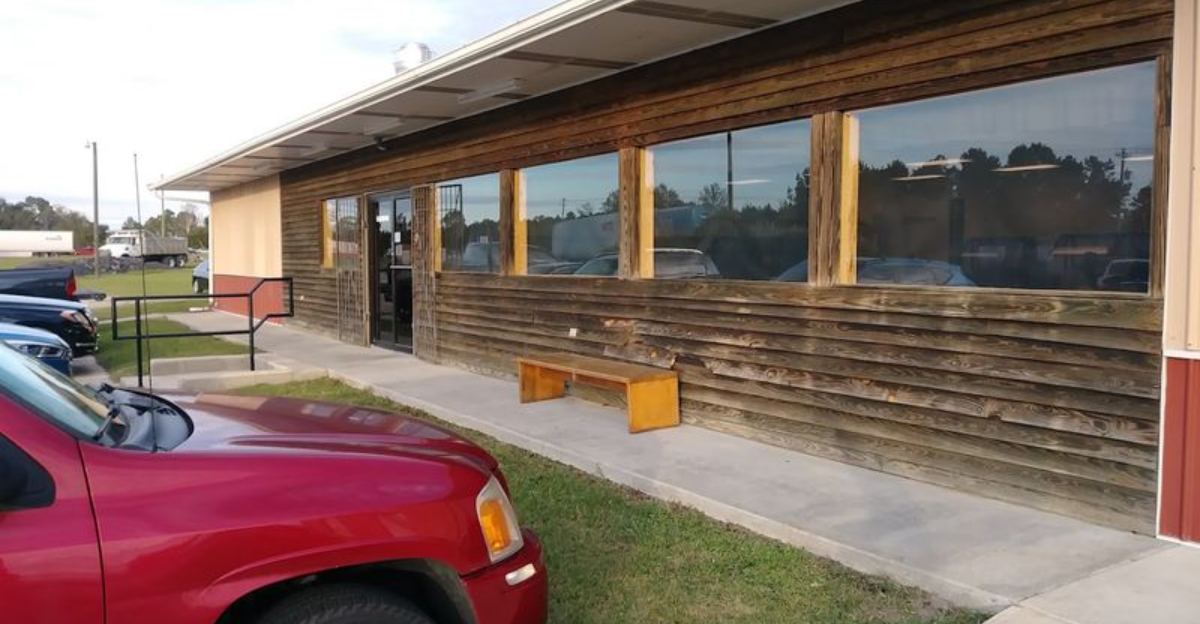 Dig Into Unlimited Seafood And Southern Classics At This South Carolina Restaurant