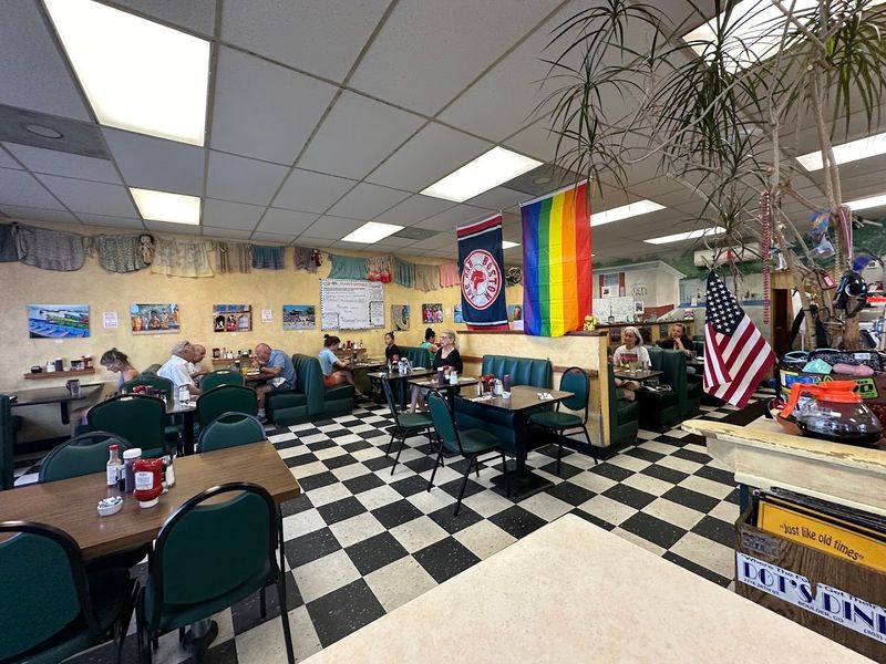 Eclectic Diner Decor That Feels Like a Time Capsule Eclectic Diner Decor That Feels Like a Time Capsule