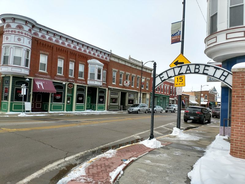 Elizabeth's Irresistible Small-Town Charm