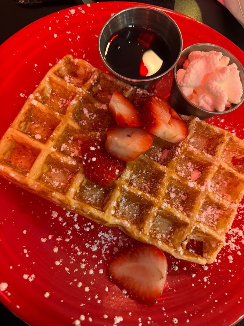 Famous Waffles with Strawberries That Guests Absolutely Love Famous Waffles with Strawberries That Guests Absolutely Love