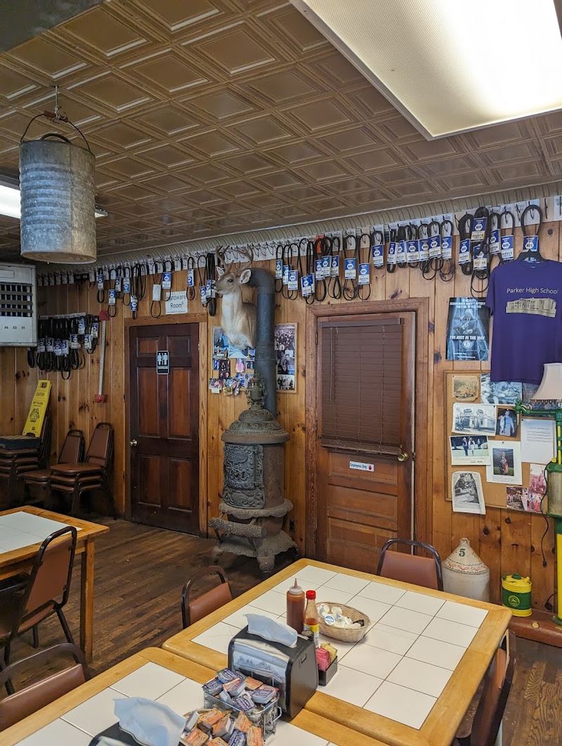 Farm Memorabilia and Country Decor That Wows