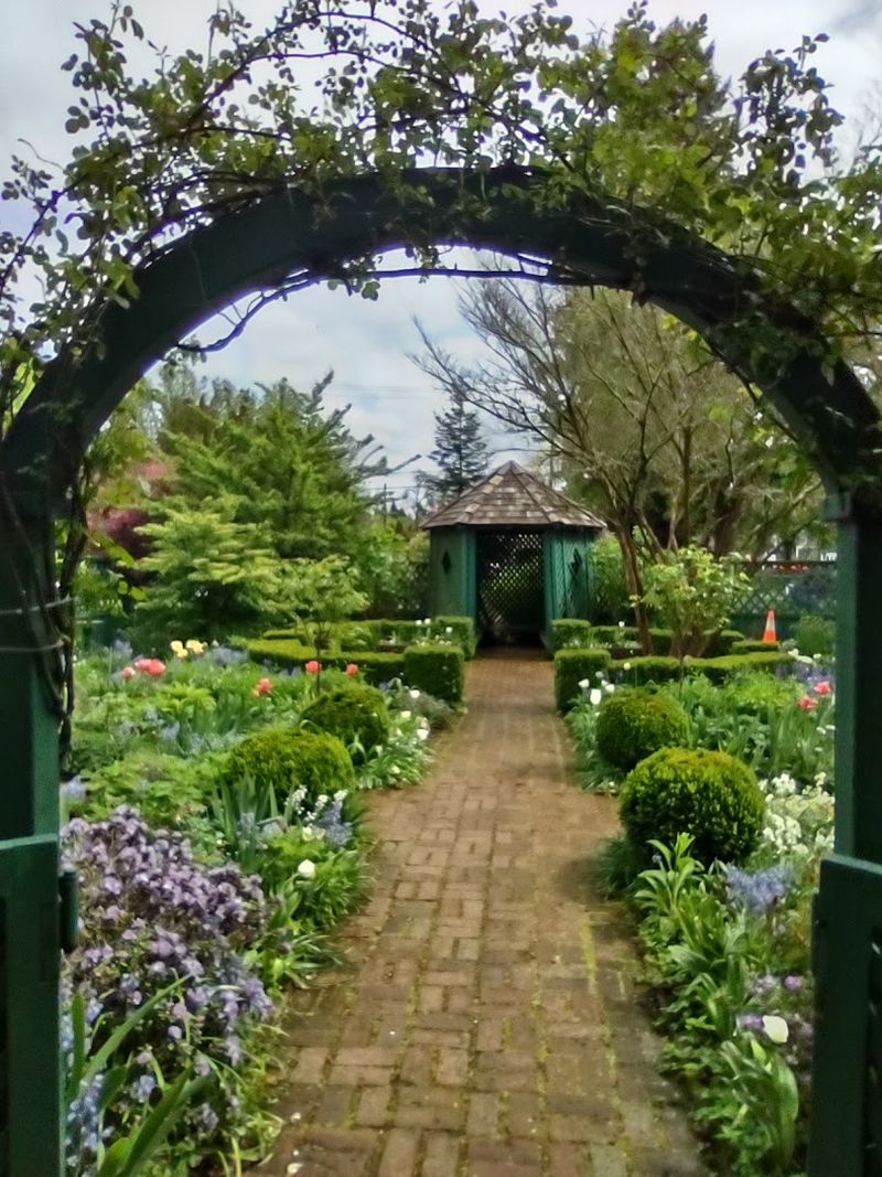 Free Access to the Formal Gardens