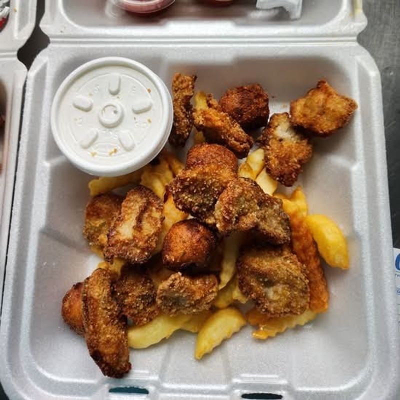 Fried Clam Meals That Keep Floridians Flying Back Fried Clam Meals That Keep Floridians Flying Back