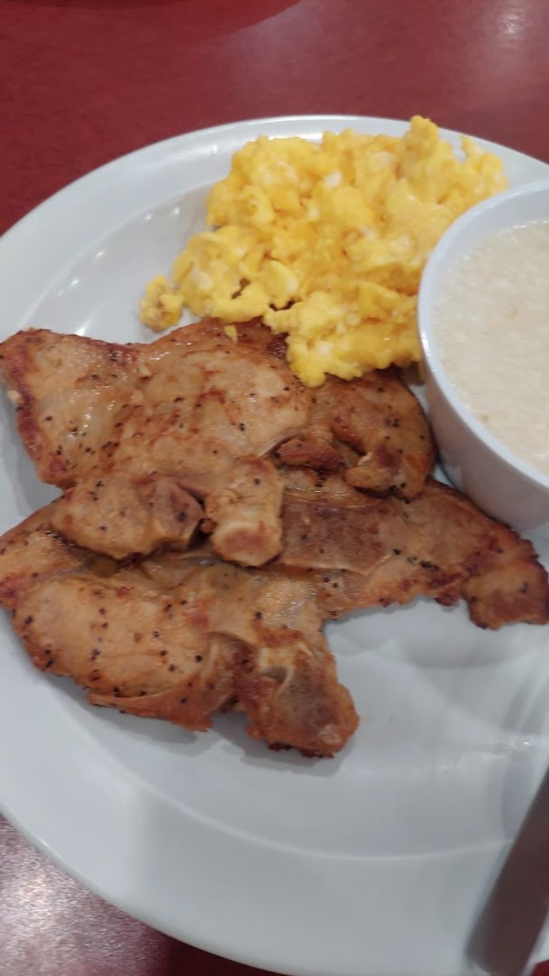 Fried Pork Chops That Are Juicy and Perfectly Seasoned
