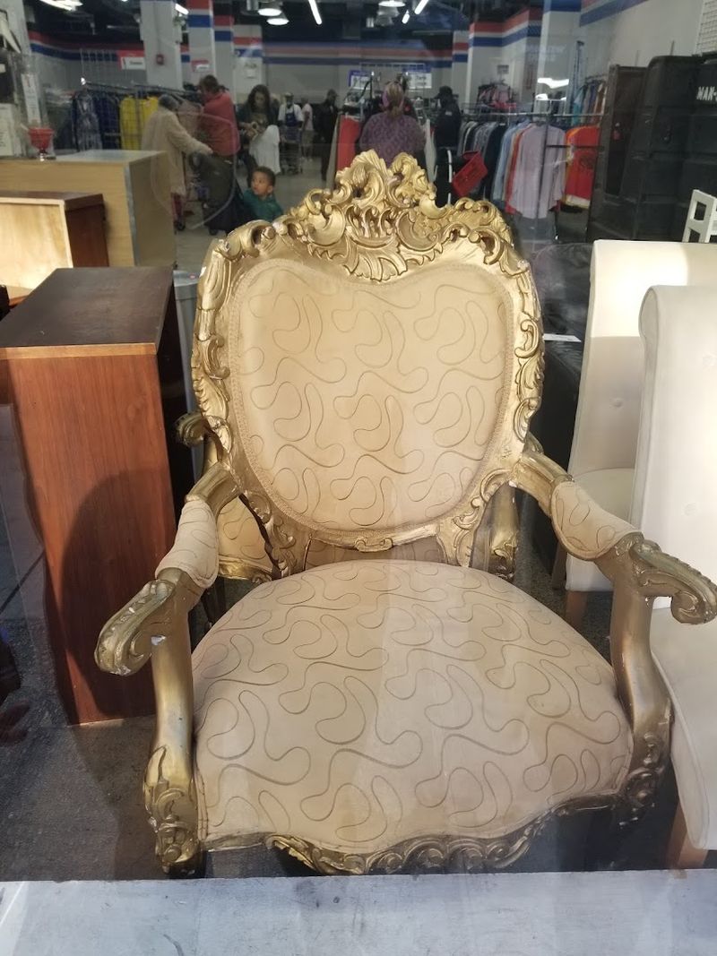 Furniture Pieces That Can Anchor a Room on a Budget Furniture Pieces That Can Anchor a Room on a Budget
