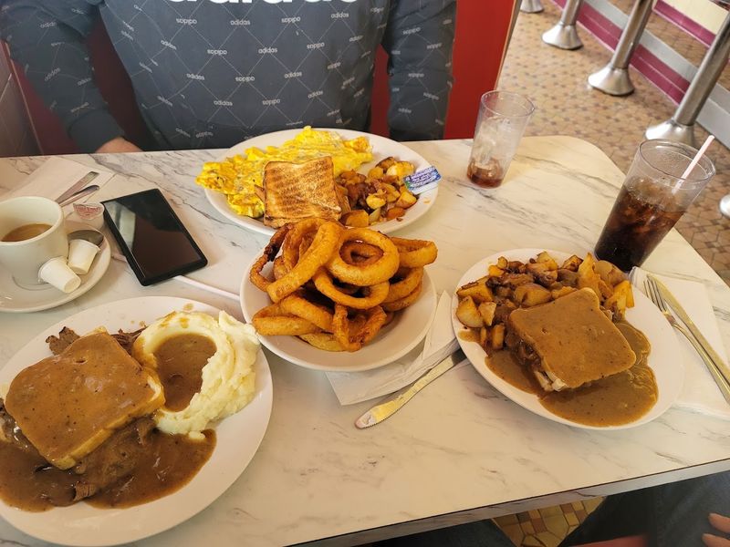 Hot Beef and Roast Beef Platters That Hit Like a Warm Hug Hot Beef and Roast Beef Platters That Hit Like a Warm Hug