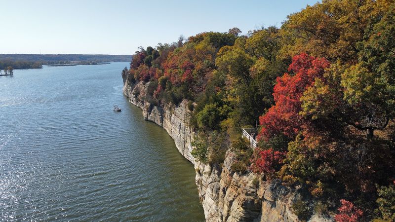 Illinois River Trail With Gorgeous Waterside Scenery