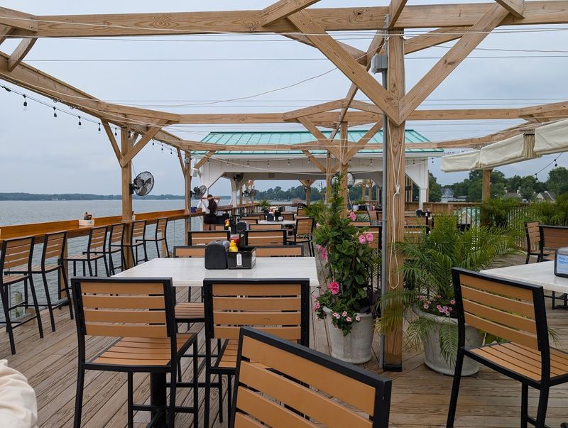 Indoor and Outdoor Seating for Every Kind of Visitor Indoor and Outdoor Seating for Every Kind of Visitor
