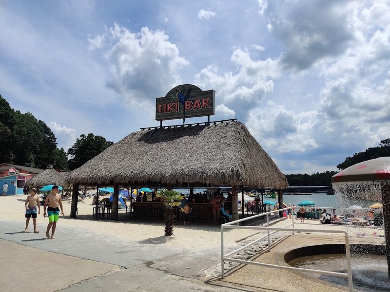 Lakeside Dining and Restaurants: Flavors That Match the View