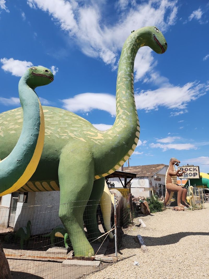 Life-Size Dinosaur Sculptures That Stop Traffic Life-Size Dinosaur Sculptures That Stop Traffic