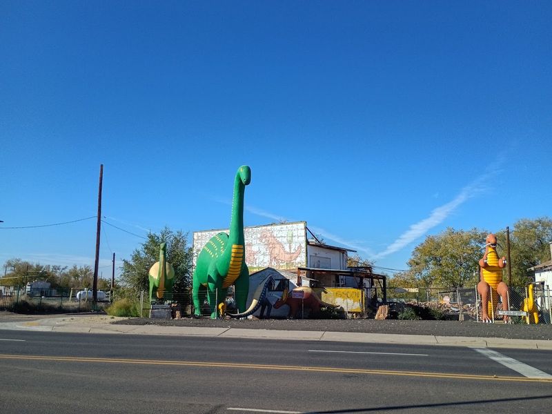 Life-Sized Dinosaur Statues You Have to See to Believe Life-Sized Dinosaur Statues You Have to See to Believe