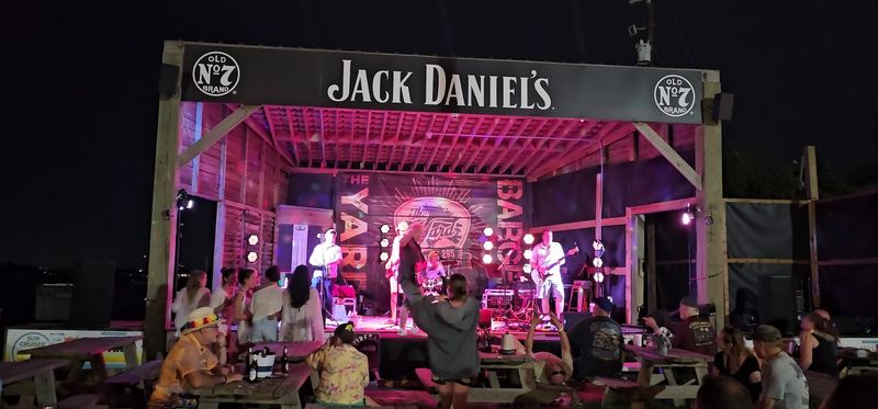 Live Music That Brings the Energy Live Music That Brings the Energy
