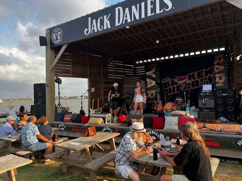 Live Music and the Lively Atmosphere Live Music and the Lively Atmosphere