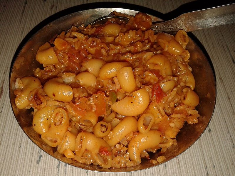 Macaroni and tomatoes