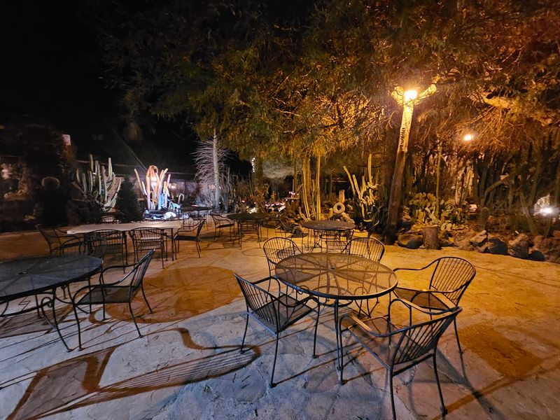 Outdoor Patio Dining With a Desert Charm Outdoor Patio Dining With a Desert Charm
