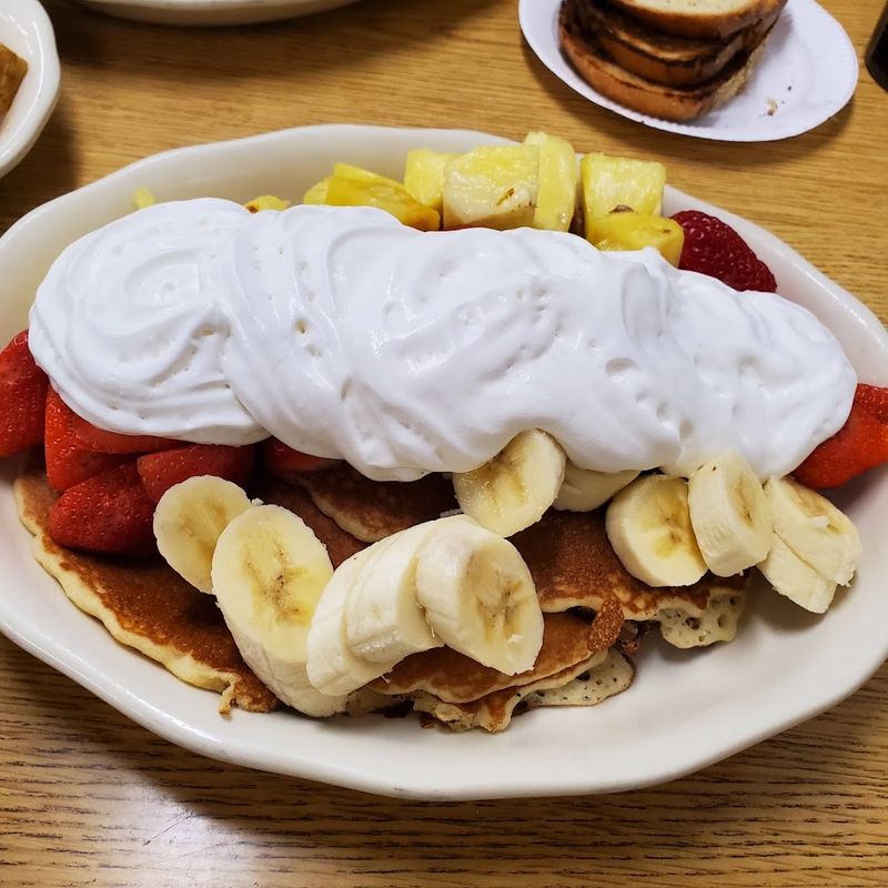 Pancakes That Literally Overflow the Plate Pancakes That Literally Overflow the Plate