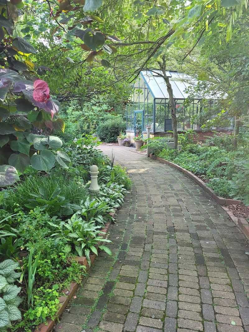 Plant Exchanges That Build a Welcoming Community Around the Gardens Plant Exchanges That Build a Welcoming Community Around the Gardens