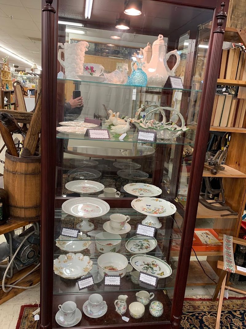 Pottery, Ceramics, and Fine Decorative Pieces Pottery, Ceramics, and Fine Decorative Pieces