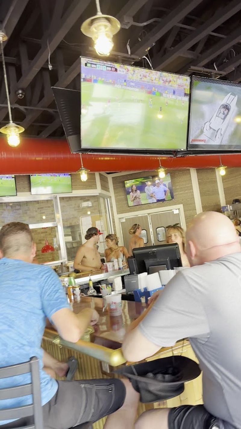 Refreshing Drinks and a Bar Scene to Love Refreshing Drinks and a Bar Scene to Love