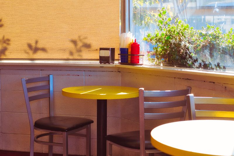 Retro Diner Atmosphere That Feels Like a Time Capsule