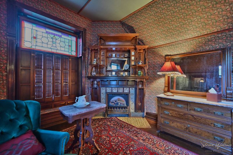 Romantic Suites With Fireplaces and Whirlpool Tubs