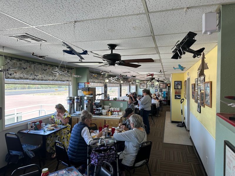 Runway Views That Make Every Meal More Exciting Runway Views That Make Every Meal More Exciting