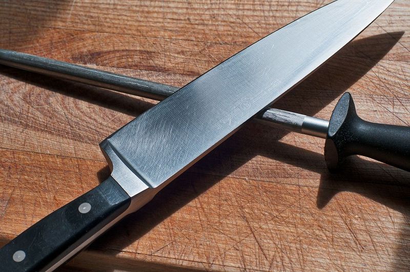 Sharpening kitchen knives regularly Sharpening kitchen knives regularly
