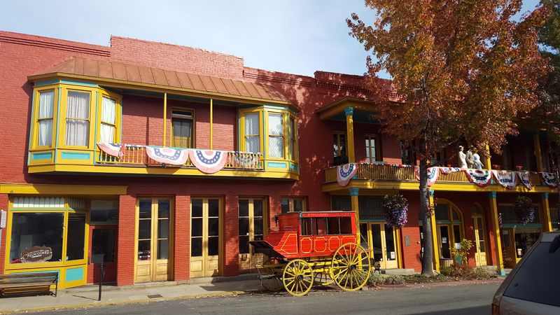 Small-Town Community Warmth You Can Feel Small-Town Community Warmth You Can Feel