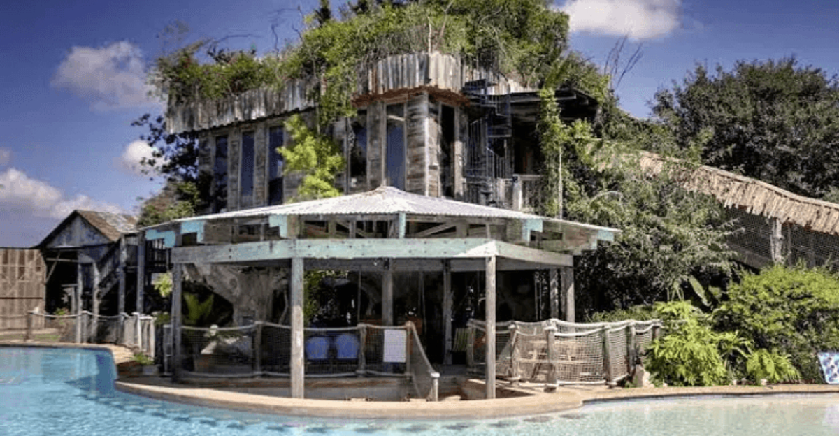 Spend The Night At A Texas Treehouse Airbnb With Its Own Swim-Up Bar