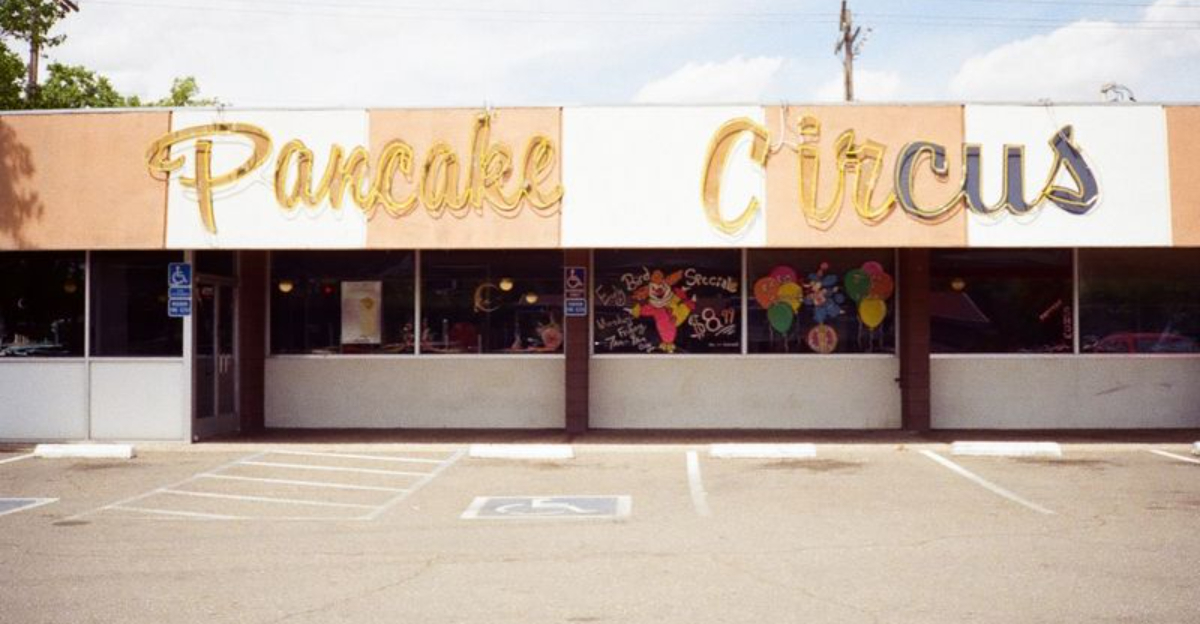 Step Inside Californias Whimsical Circus Themed Diner Where Every Meal Feels Like A Show