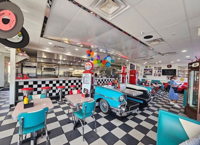 The 1950s Atmosphere That Pulls You Right In