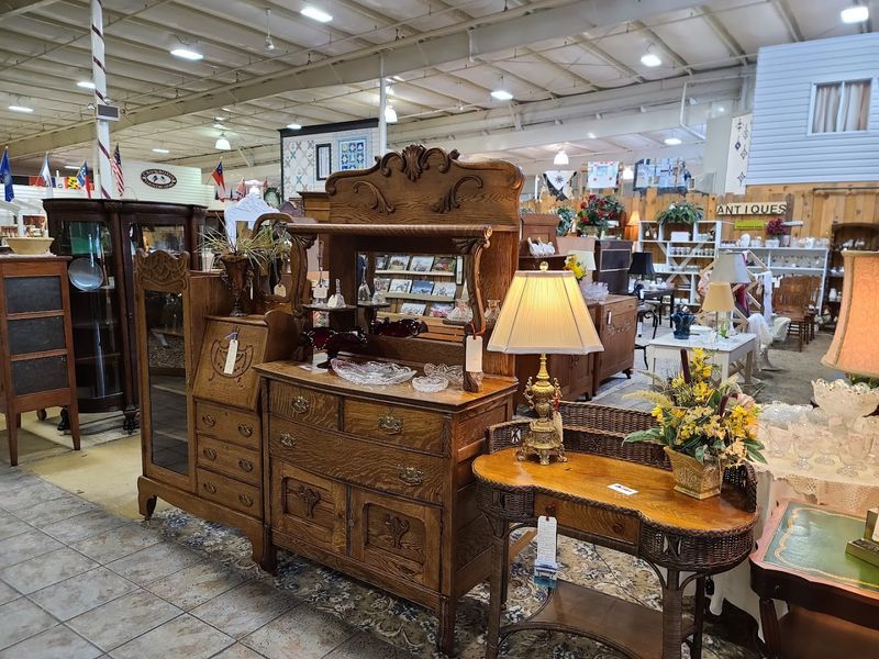 The Antique Barn: A Treasure Hunter's Dream The Antique Barn: A Treasure Hunter's Dream