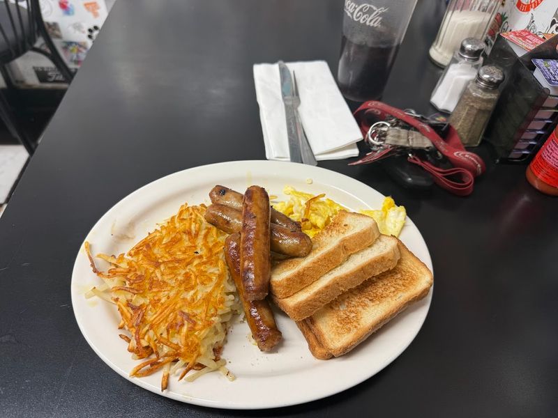 The Breakfast Specials That Keep Locals Coming Back Weekly
