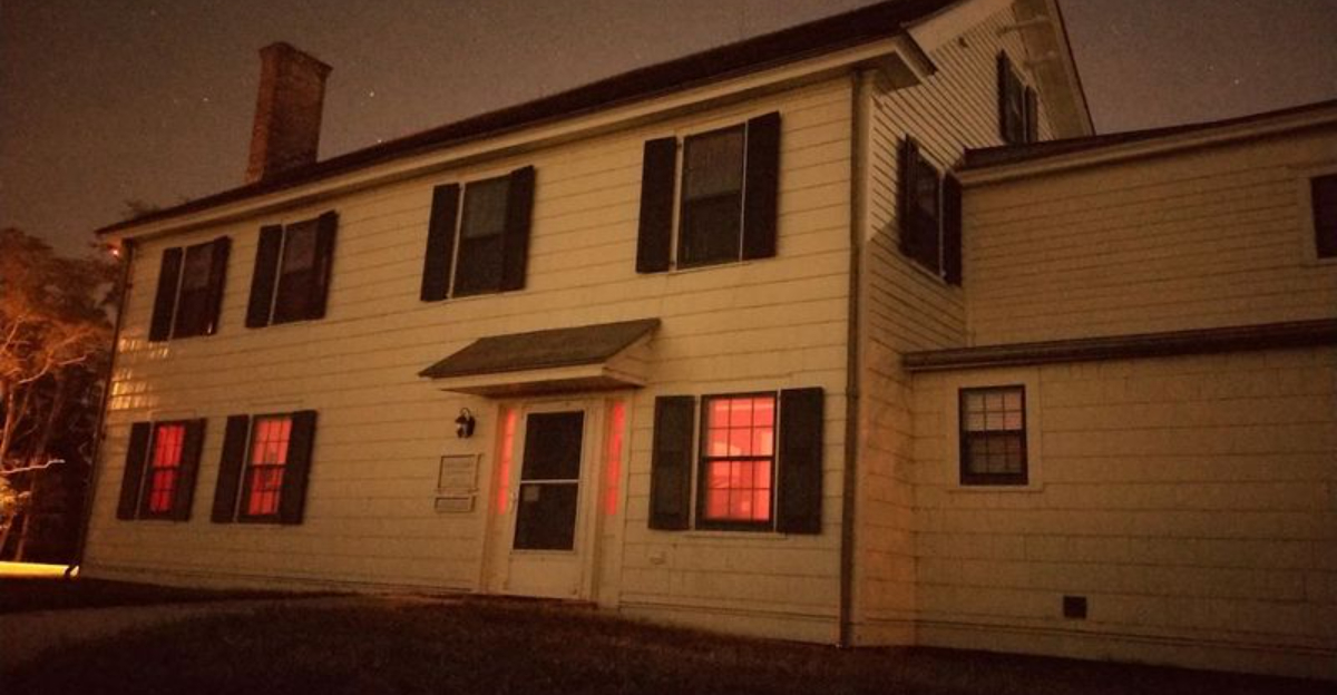 The Dark Story Behind New Jerseys Most Infamous Haunted House Still Fascinates Visitors Today