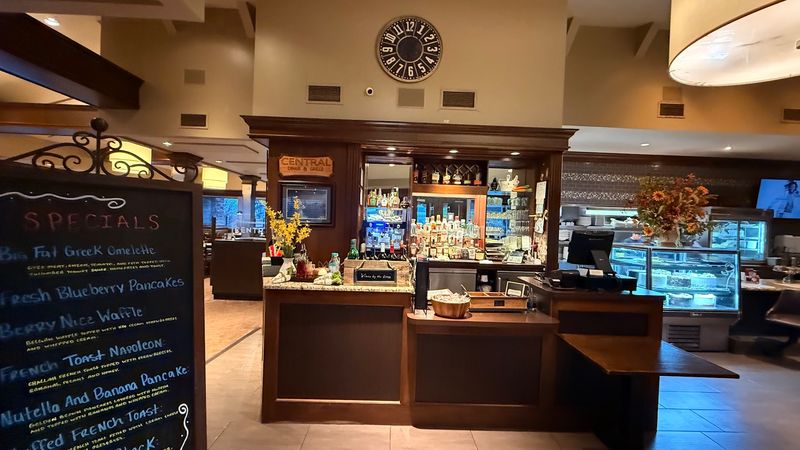 The Full Bar Experience That Elevates the Whole Meal