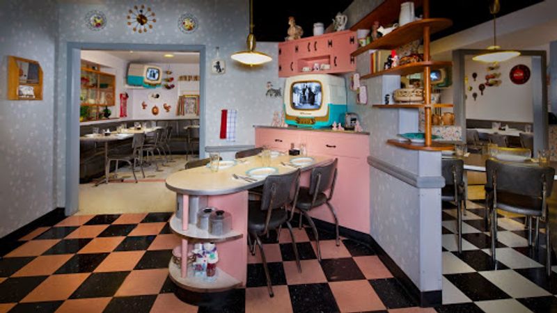 The Iconic 1950s Atmosphere That Wraps Around You Instantly The Iconic 1950s Atmosphere That Wraps Around You Instantly