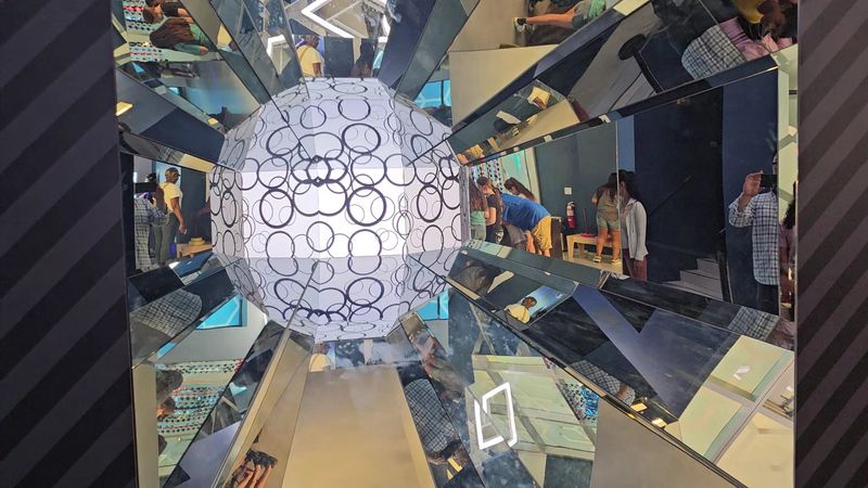The Infinity Room That Seems to Go On Forever