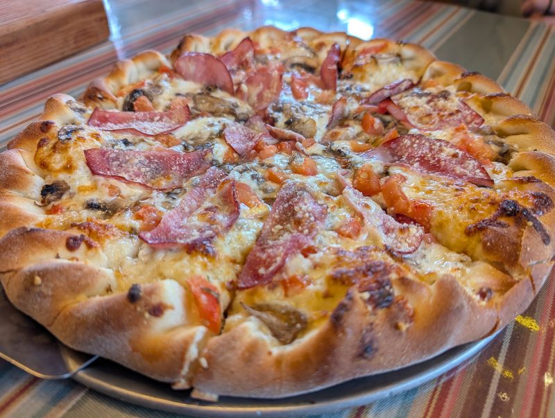 The Legendary Cabin Fever Pizza That Keeps People Coming Back
