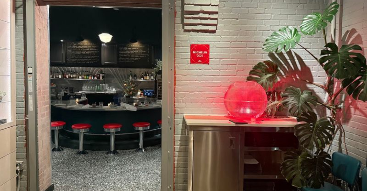 The Original Double-Horseshoe Bar At This North Carolina Restaurant Will Take You Back In Time